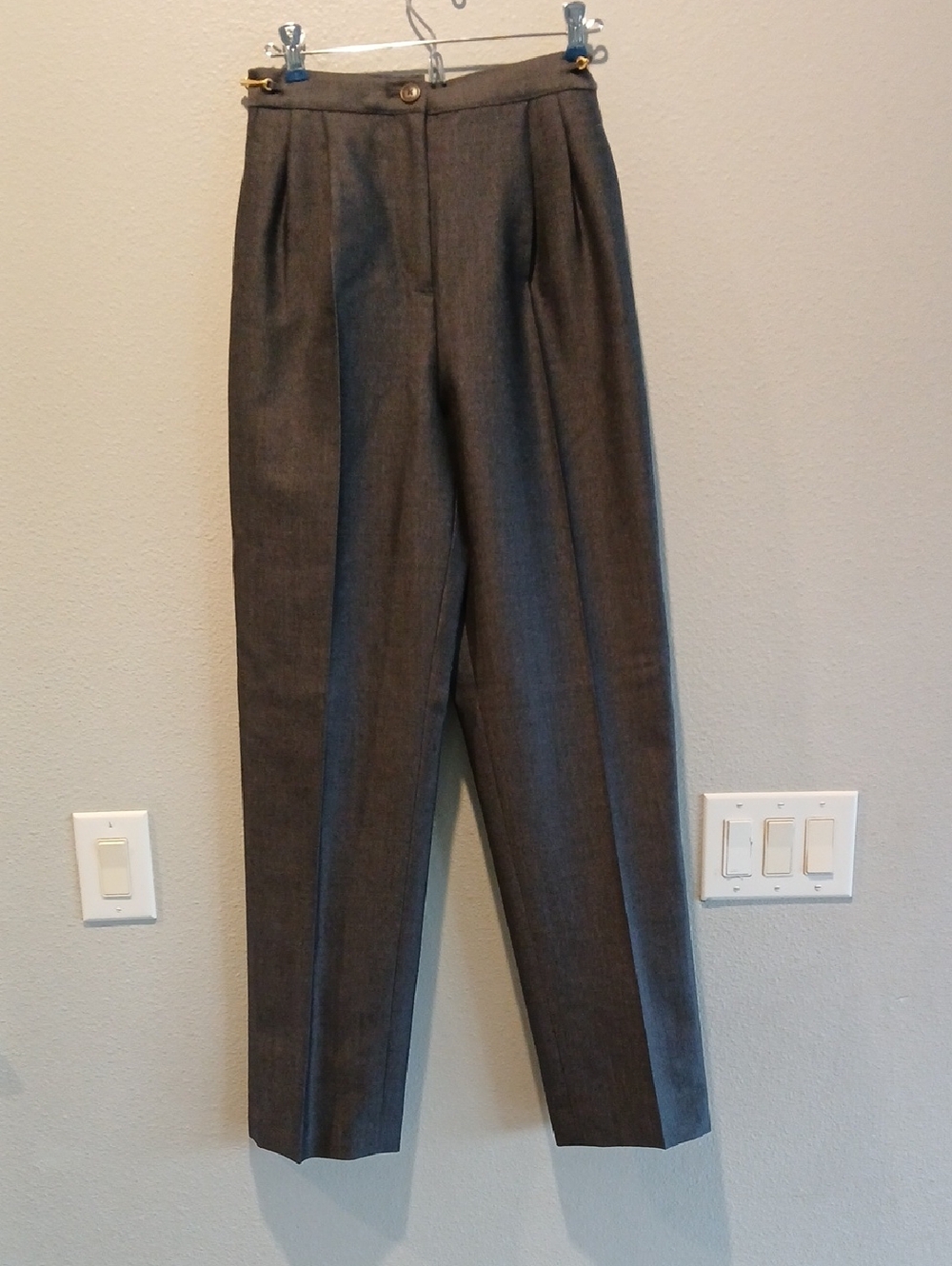Tory Burch 4 Gray Pleated Trousers With Gold Accent Chain